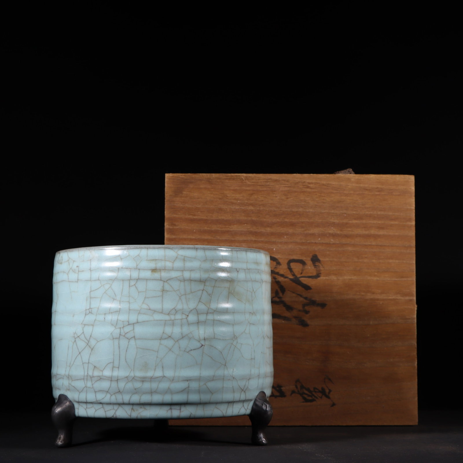 An Exquisite Guan yao Celadon Glazed Tripod Censer: An Exquisite Guan yao Celadon Glazed Tripod Censer Song Dynasty, China Size:13.6cmx16cm (The Dimensions Of All Batches Are Manually Measured.If You Need More Detailed Information, Please Contact Our