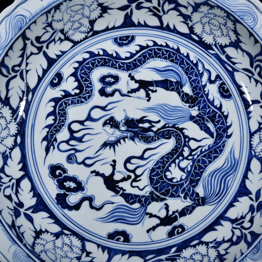 An Exquisite Blue and White Dragon Pattern Lotus Pattern Plate - 2
