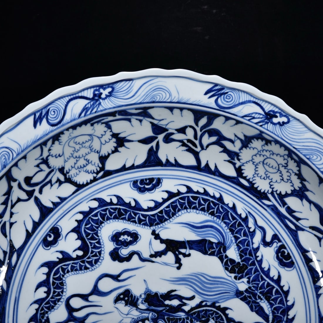An Exquisite Blue and White Dragon Pattern Lotus Pattern Plate - 3