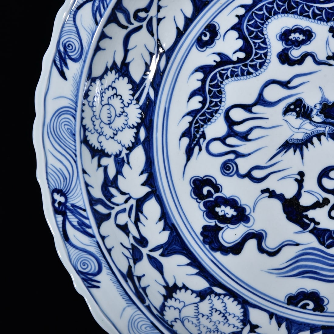 An Exquisite Blue and White Dragon Pattern Lotus Pattern Plate - 4