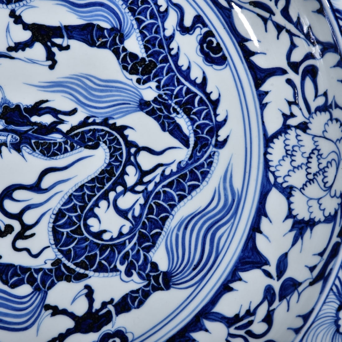 An Exquisite Blue and White Dragon Pattern Lotus Pattern Plate - 5