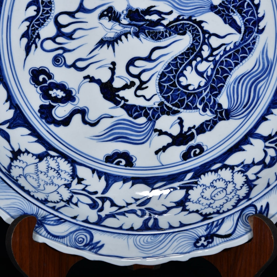 An Exquisite Blue and White Dragon Pattern Lotus Pattern Plate - 6