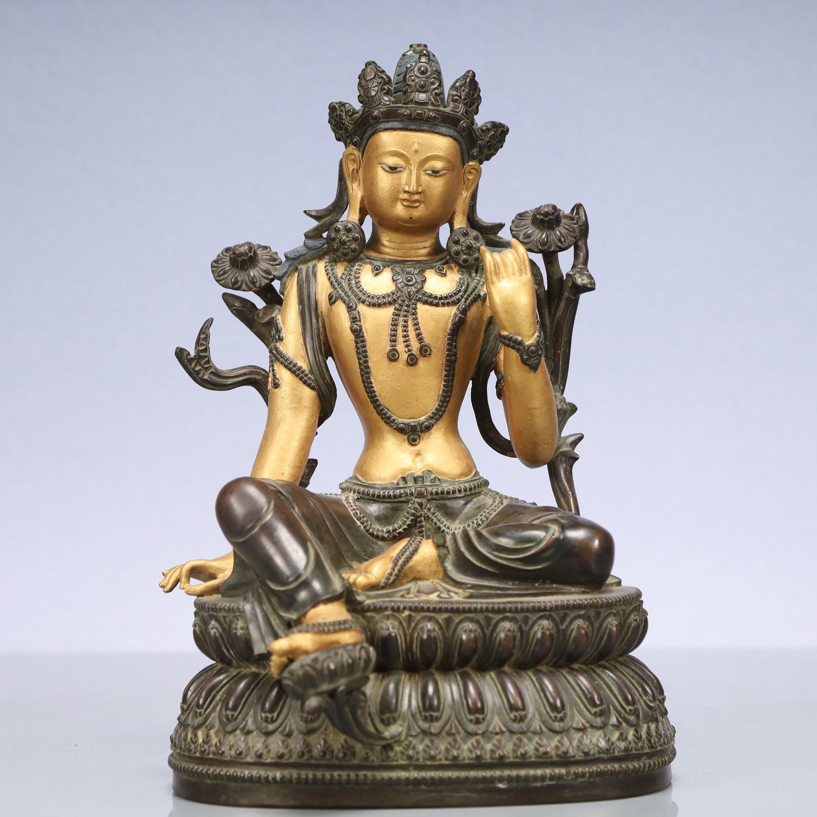 An Exquisite Gilt Bronze Statue of Tara: An Exquisite Gilt Bronze Statue of Tara Ming Dynasty, China Size:15cmx11cmx24cm Weight:2500g (The Dimensions Of All Batches Are Manually Measured.If You Need More Detailed Information, Please Contact