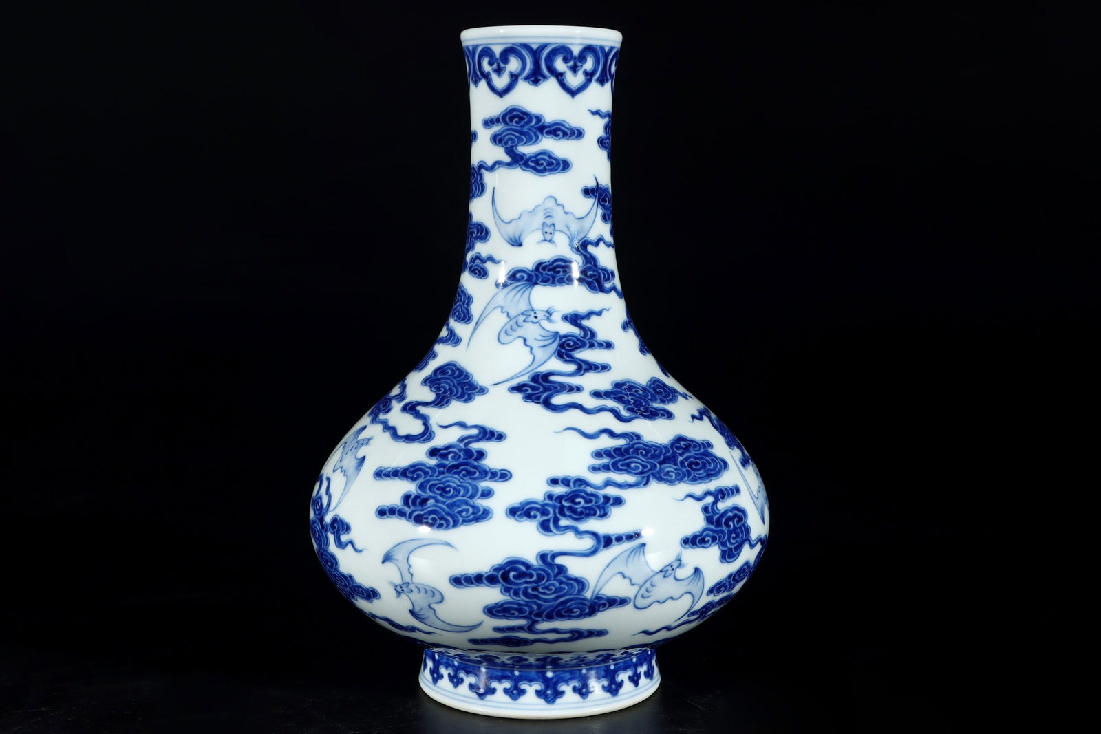 An Exquisite Blue and White Bats Pattern Vase: An Exquisite Blue and White Bats Pattern Vase Qing Dynasty, China Qianlong Six-character Mark Size:20.3cmx14cm (The Dimensions Of All Batches Are Manually Measured.If You Need More Detailed