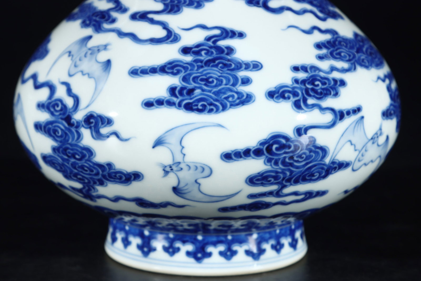 An Exquisite Blue and White Bats Pattern Vase - 2