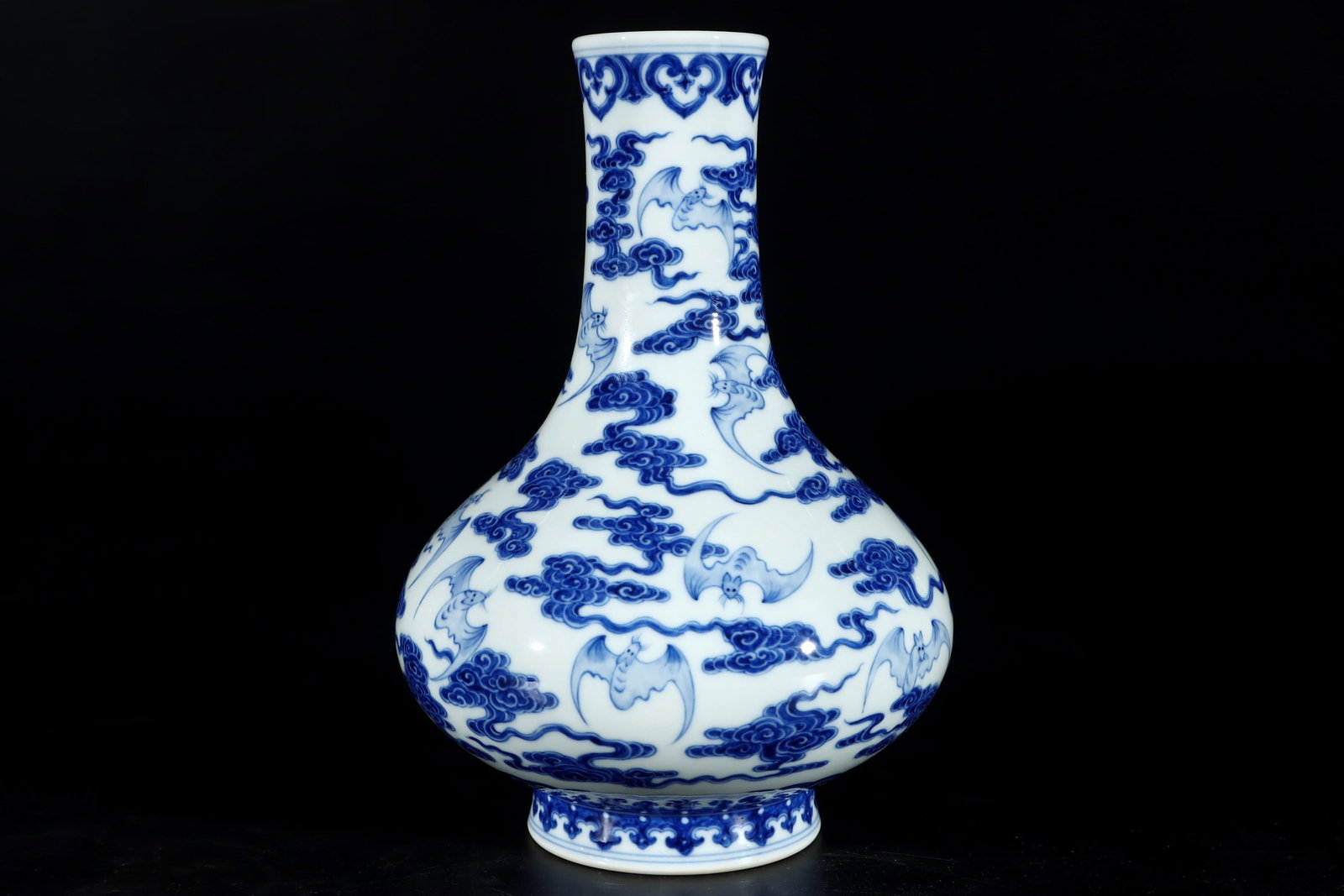 An Exquisite Blue and White Bats Pattern Vase - 3