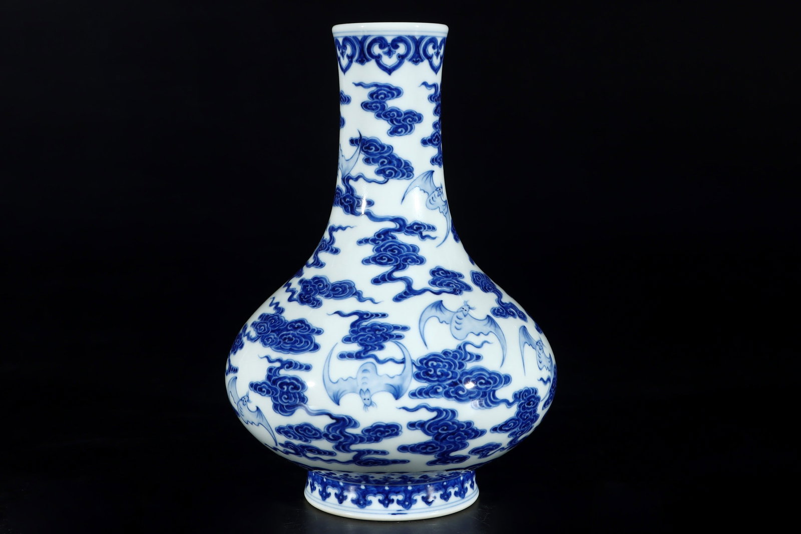 An Exquisite Blue and White Bats Pattern Vase - 4