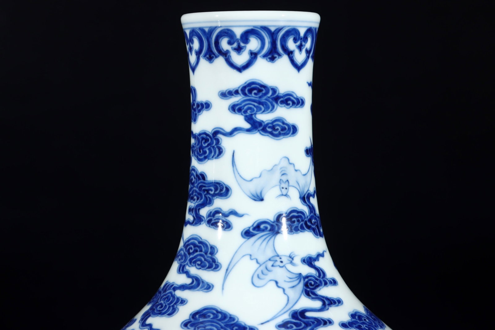 An Exquisite Blue and White Bats Pattern Vase - 5