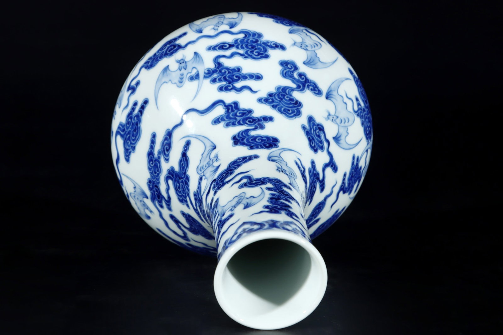 An Exquisite Blue and White Bats Pattern Vase - 7