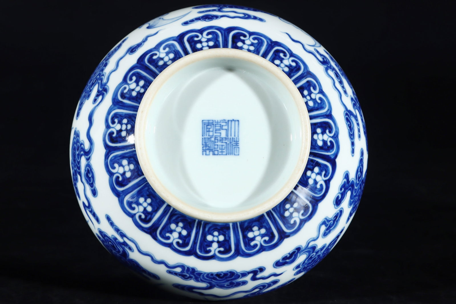 An Exquisite Blue and White Bats Pattern Vase - 9