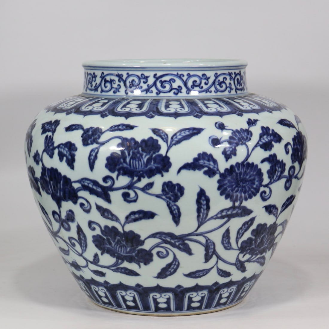 An Exquisite Blue and White Flower Pattern Jar - 2
