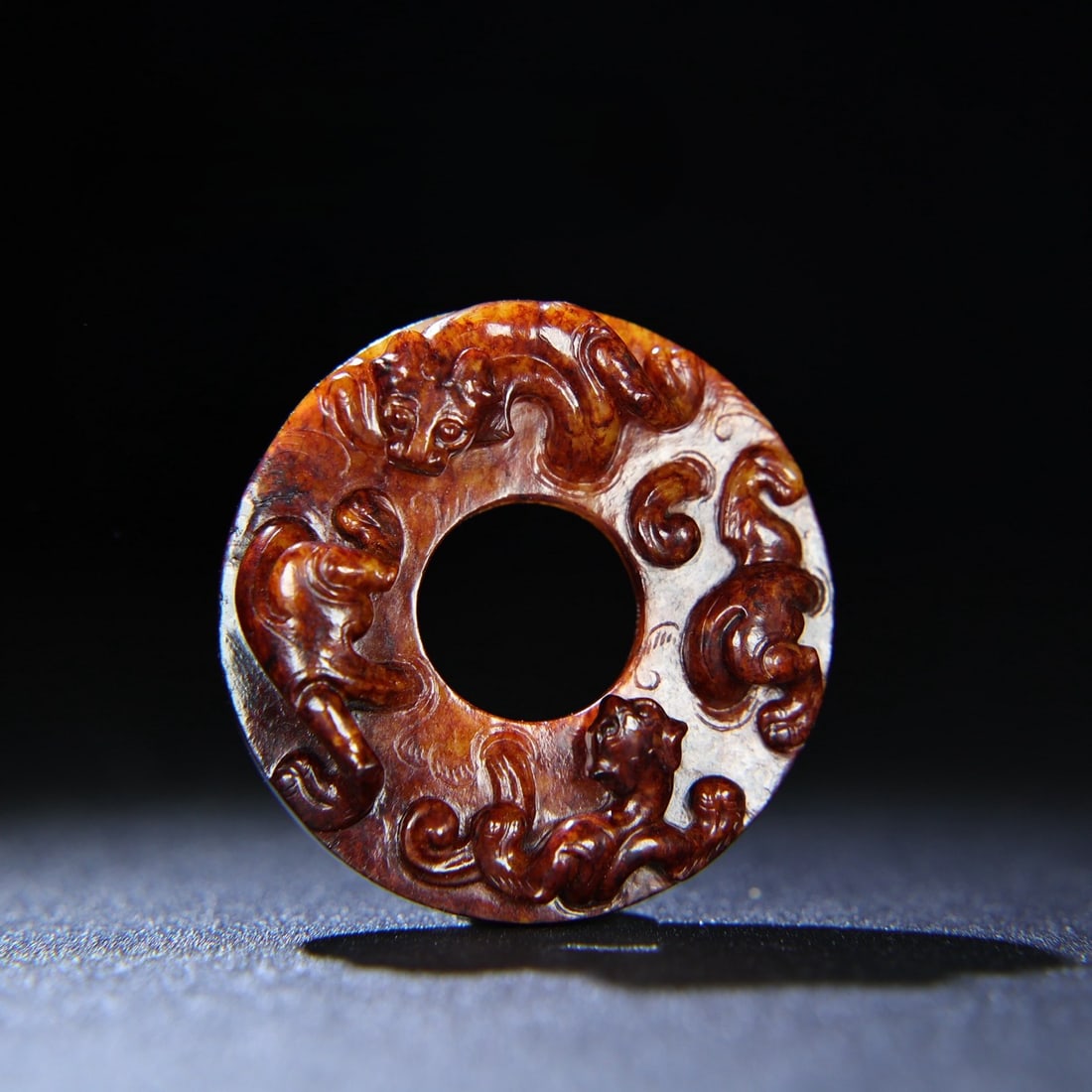 An Exquisite White Jade Chi-Dragon Pattern Ornament: An Exquisite White Jade Chi-Dragon Pattern Ornament Han Dynasty, China Size:6cmx1.4cm Weight:55g (The Dimensions Of All Batches Are Manually Measured.If You Need More Detailed Information, Please