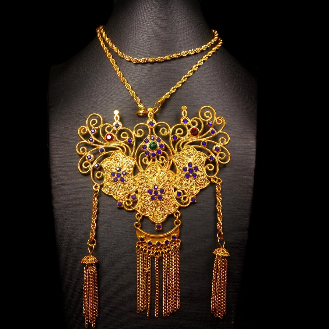 An Exquisite Gilt Bronze Inlaid Gems Necklace: An Exquisite Gilt Bronze Inlaid Gems Necklace Qing Dynasty, China Size:50cmx11cm Weight:114g (The Dimensions Of All Batches Are Manually Measured.If You Need More Detailed Information, Please Contact