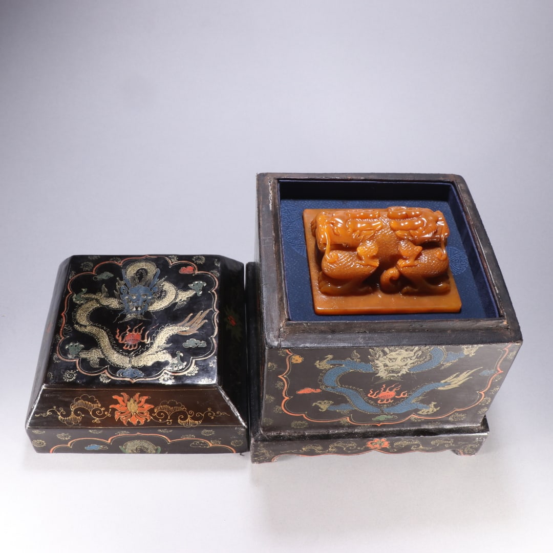 An Exquisite Tianhuang Stone Auspicious Beast Seal: An Exquisite Tianhuang Stone Auspicious Beast Seal Qing Dynasty, China Size:6.3cmx10.6cm Weight:1133.7g (The Dimensions Of All Batches Are Manually Measured.If You Need More Detailed Information,
