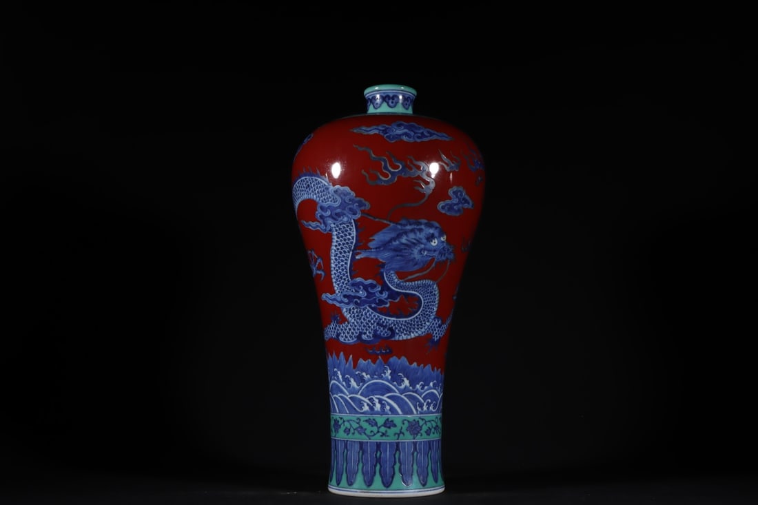 An Exquisite Blue and White Seawater Pattern Dragon Pattern Lotus Pattern Vase: An Exquisite Blue and White Seawater Pattern Dragon Pattern Lotus Pattern Vase Qing Dynasty, China Qianlong Six-character Mark Size:36cmx18cm (The Dimensions Of All Batches Are Manually Measured.If Yo