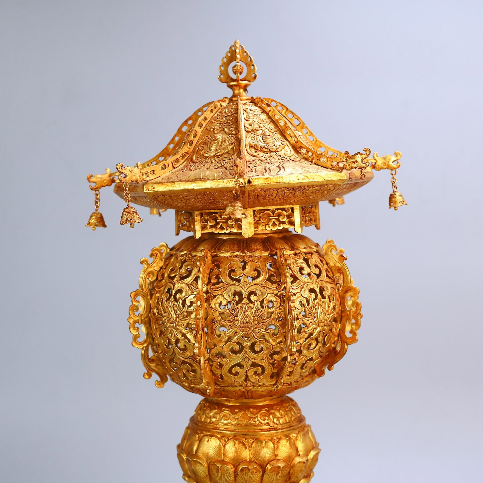 An Exquisite Gilt Bronze Lotus Pattern Palace Lantern - 10