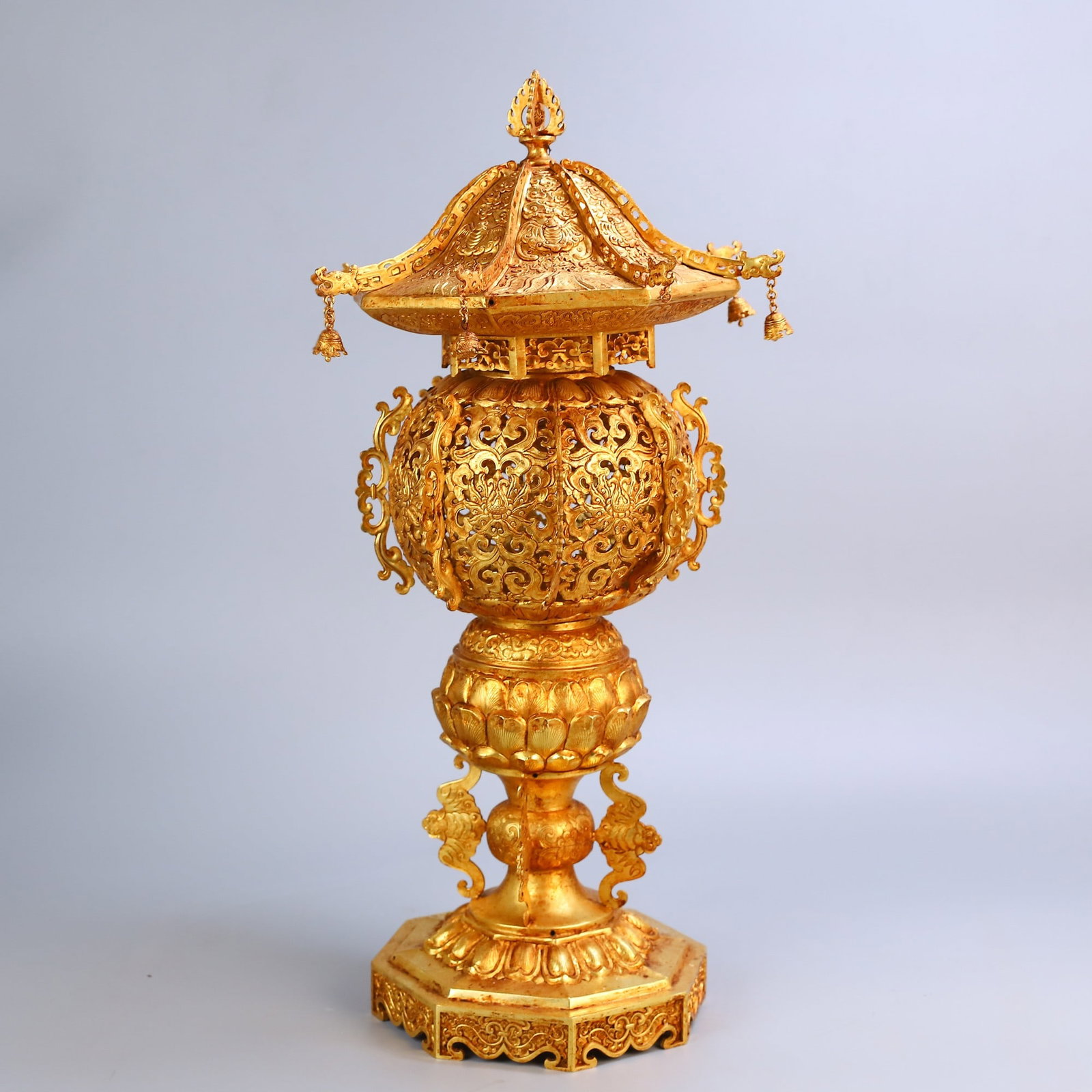 An Exquisite Gilt Bronze Lotus Pattern Palace Lantern - 4