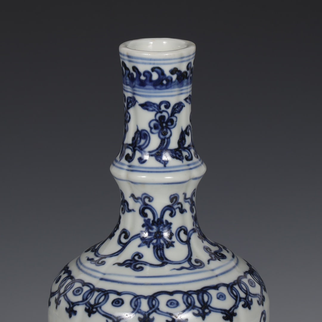 An Exquisite Blue and White Lotus Pattern Vase - 2