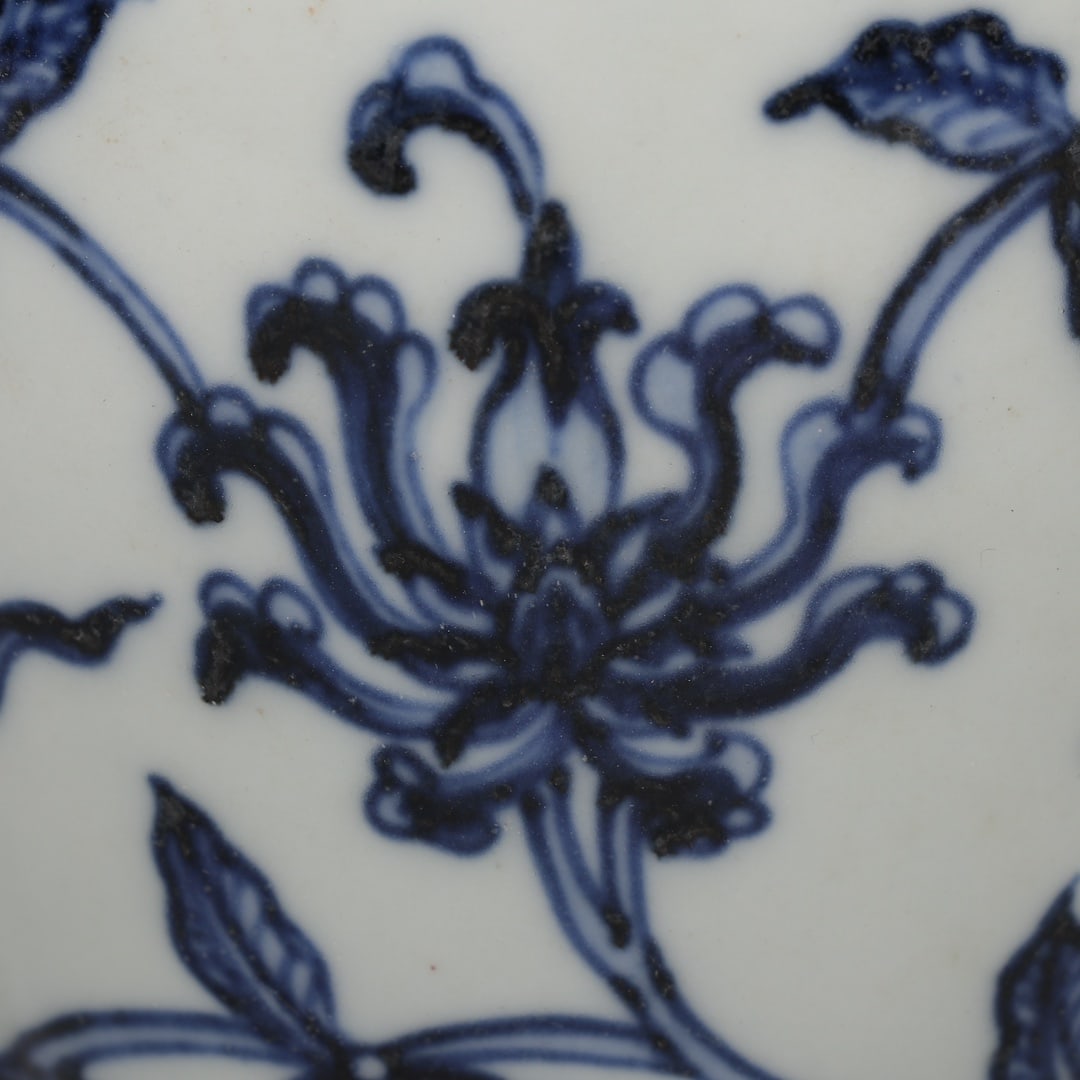 An Exquisite Blue and White Lotus Pattern Vase - 3