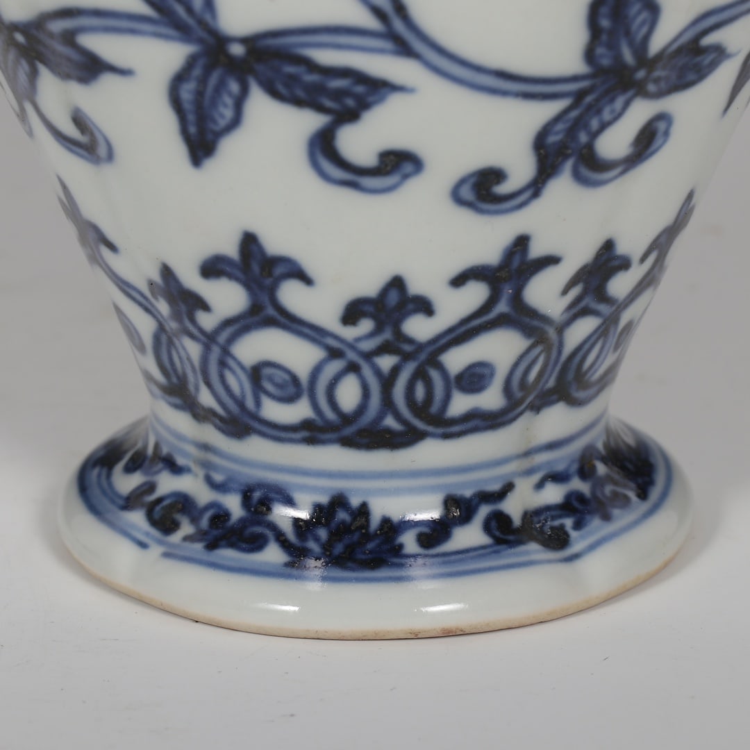 An Exquisite Blue and White Lotus Pattern Vase - 4