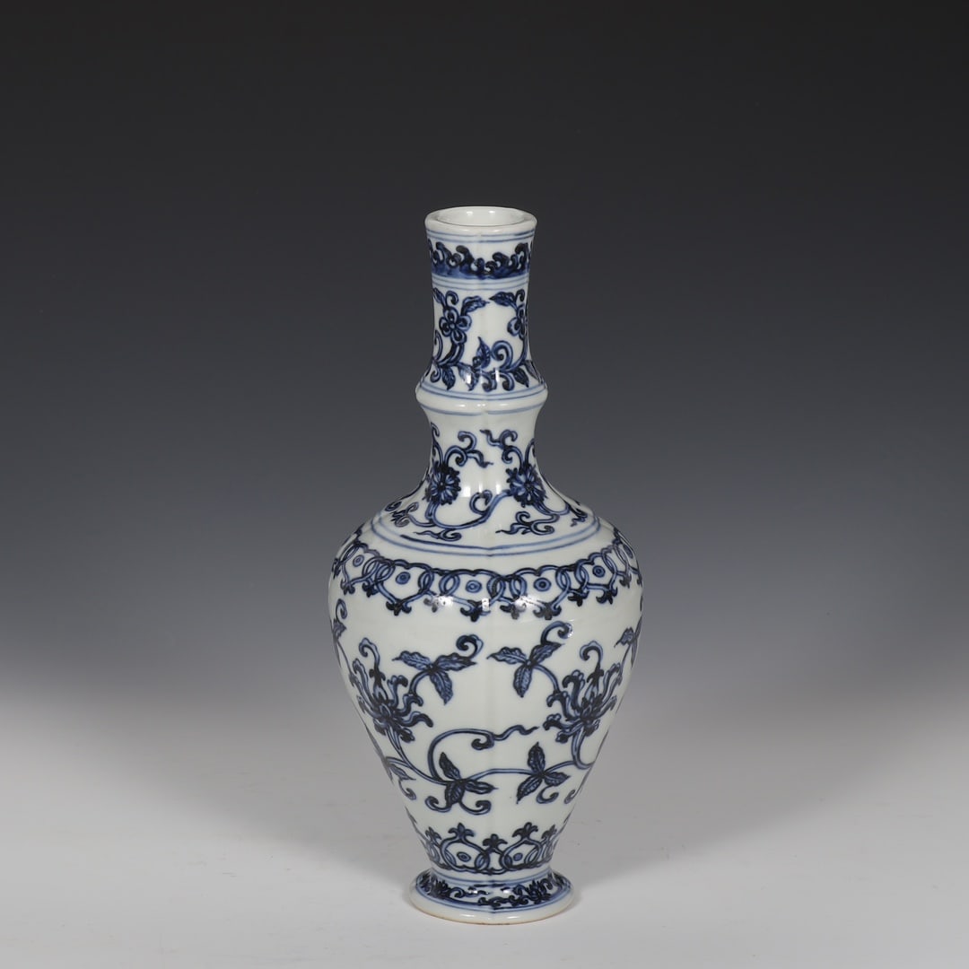 An Exquisite Blue and White Lotus Pattern Vase - 5