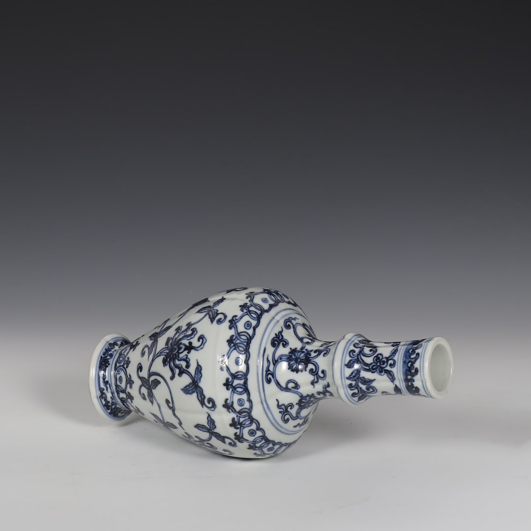 An Exquisite Blue and White Lotus Pattern Vase - 6