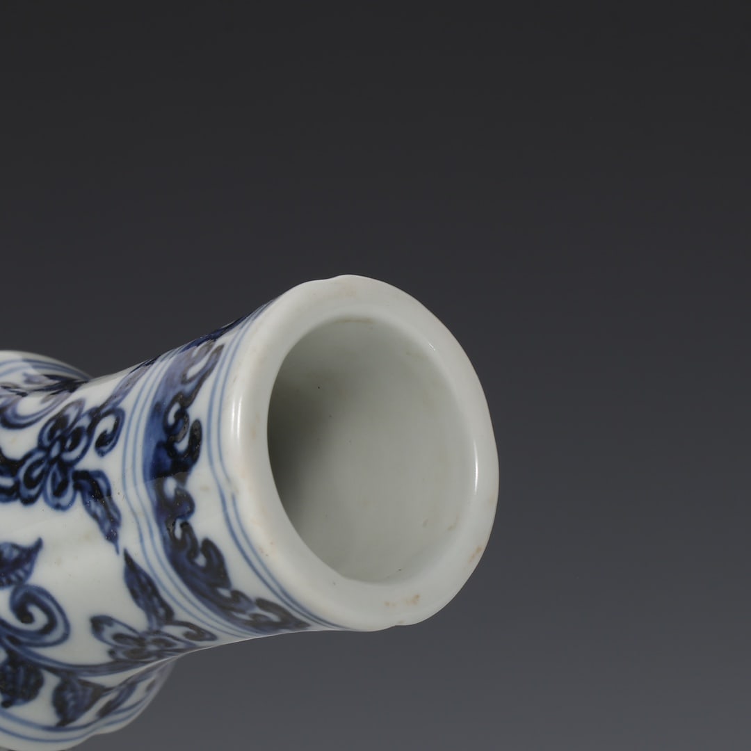 An Exquisite Blue and White Lotus Pattern Vase - 7