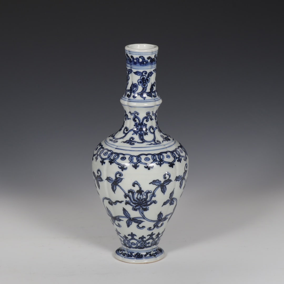 An Exquisite Blue and White Lotus Pattern Vase - 9