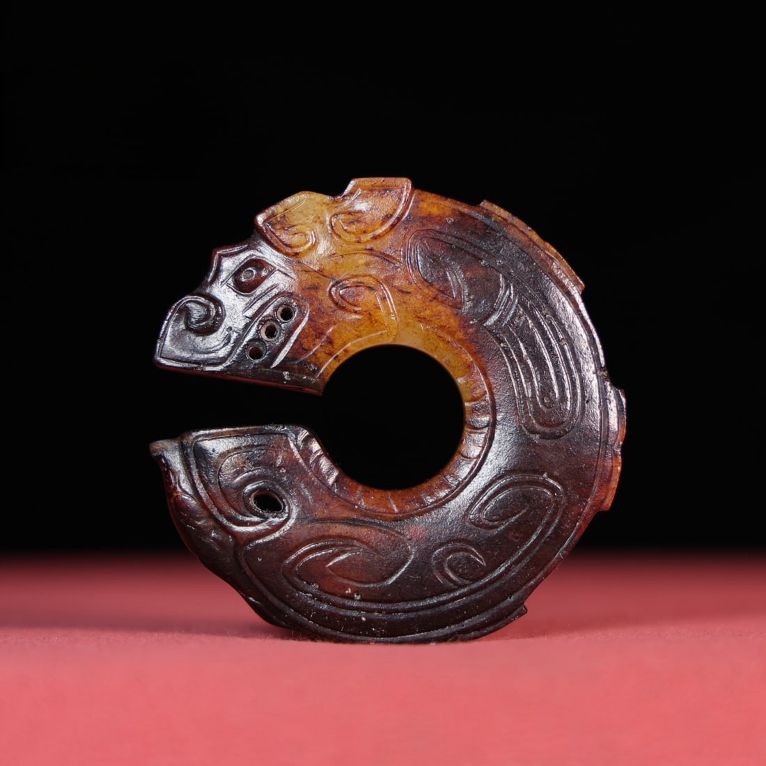 An Exquisite White Jade Dragon Ornament: An Exquisite White Jade Dragon Ornament Han Dynasty, China Size:5.9cmx5.9cmx9cm Weight:52g (The Dimensions Of All Batches Are Manually Measured.If You Need More Detailed Information, Please Contact