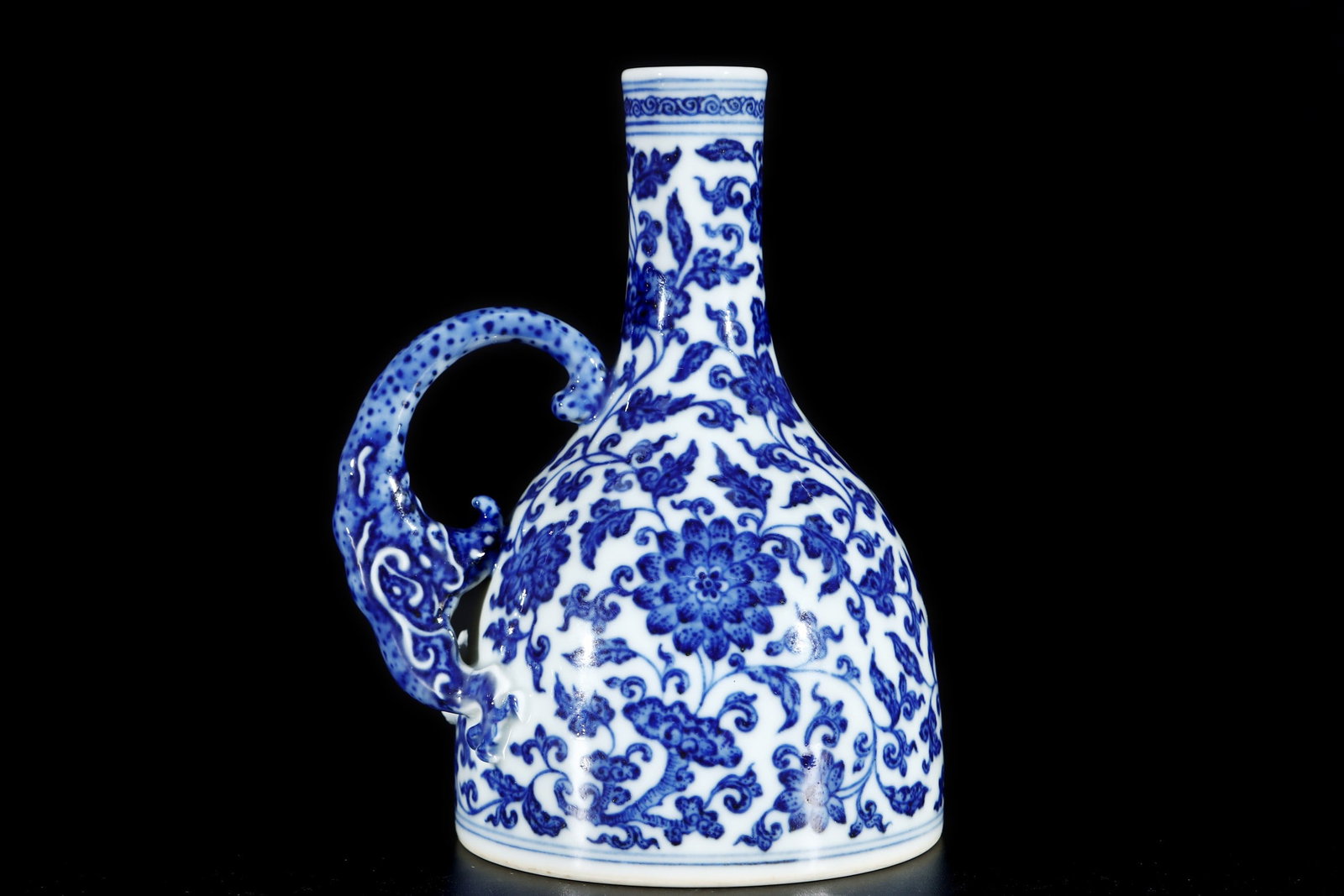 An Exquisite Blue and White Lotus Pattern Vase: An Exquisite Blue and White Lotus Pattern Vase Qing Dynasty, China Yongzheng Six-character Mark Size:15.5cmx9.2cm (The Dimensions Of All Batches Are Manually Measured.If You Need More Detailed
