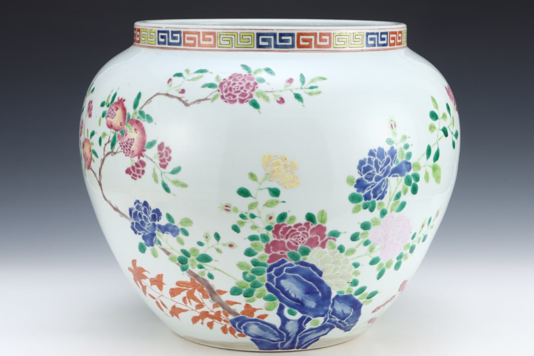 An Exquisite Famille-Rose Flower and Butterfly Pattern Jar: An Exquisite Famille-Rose Flower and Butterfly Pattern Jar Qing Dynasty, China Size:35.5cmx44.5cm (The Dimensions Of All Batches Are Manually Measured.If You Need More Detailed Information, Please Con