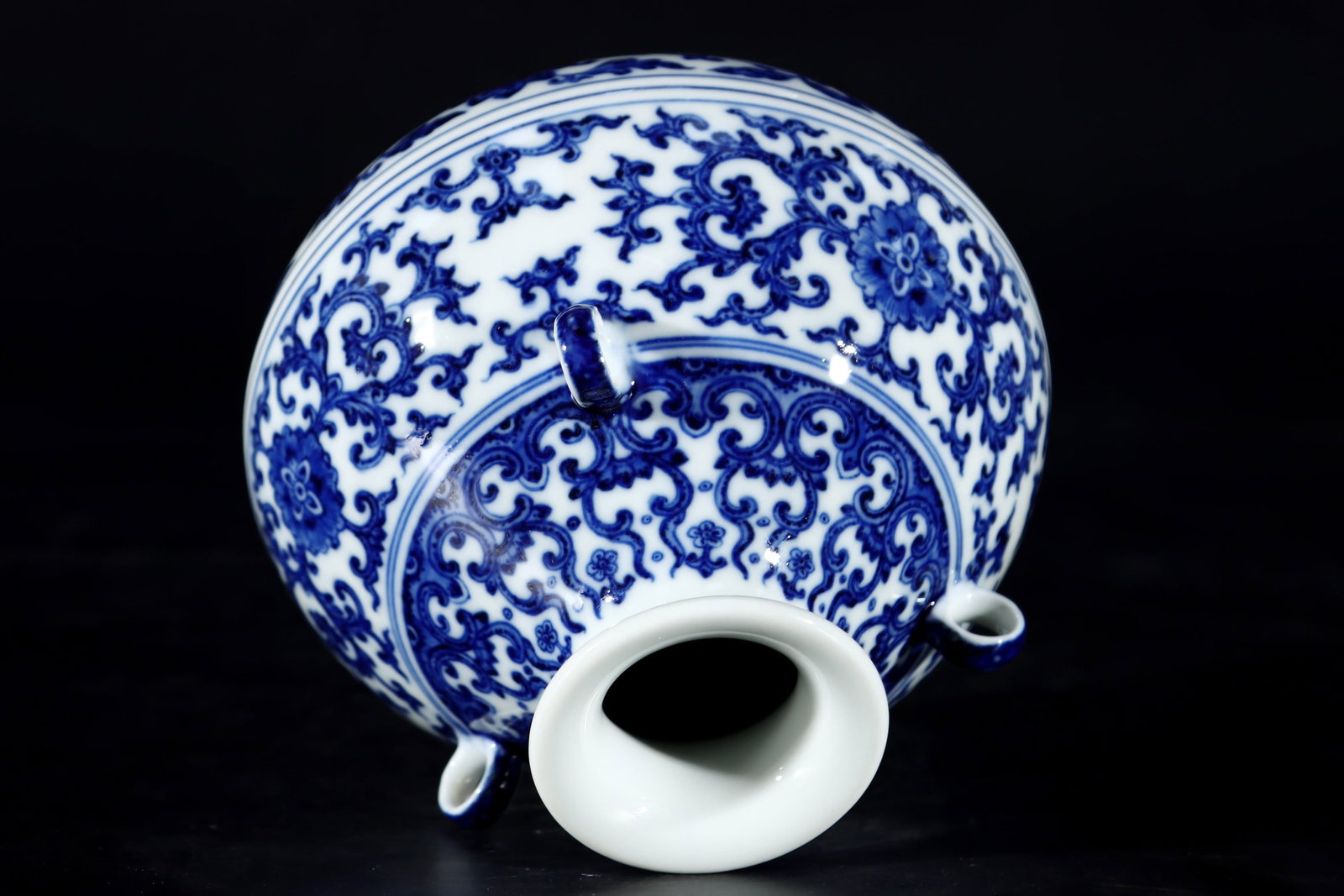 An Exquisite Blue and White Lotus Pattern Vase - 2