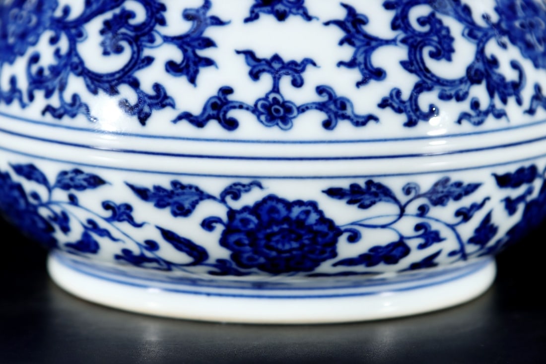 An Exquisite Blue and White Lotus Pattern Vase - 7