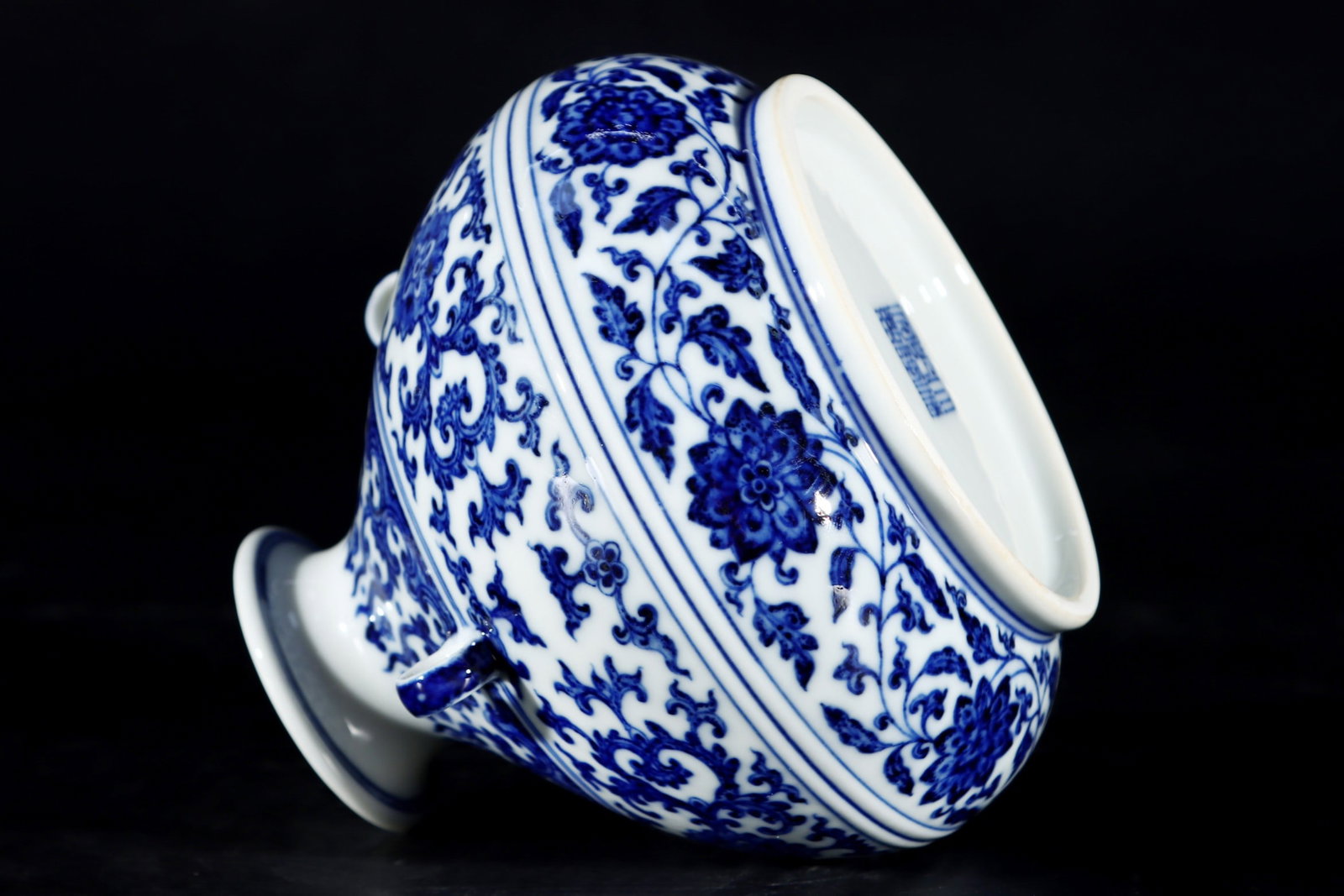 An Exquisite Blue and White Lotus Pattern Vase - 8