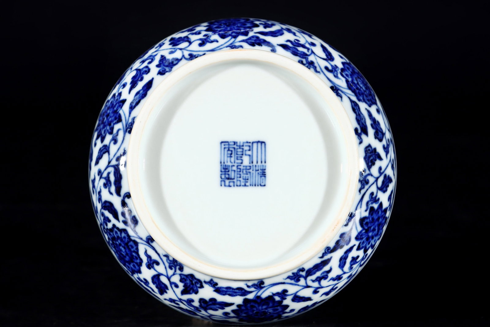 An Exquisite Blue and White Lotus Pattern Vase - 9