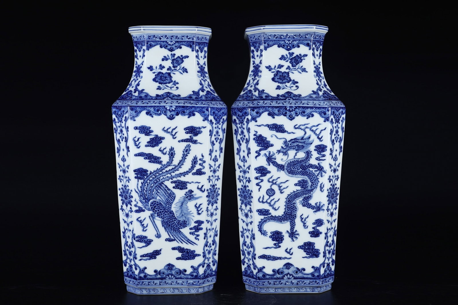 An Exquisite Blue and White Dragon and Phoenix Pattern Flower Pattern Vase: An Exquisite Blue and White Dragon and Phoenix Pattern Flower Pattern Vase Qing Dynasty, China Qianlong Six-character Mark Size:46cmx20cm (The Dimensions Of All Batches Are Manually Measured.If You Ne