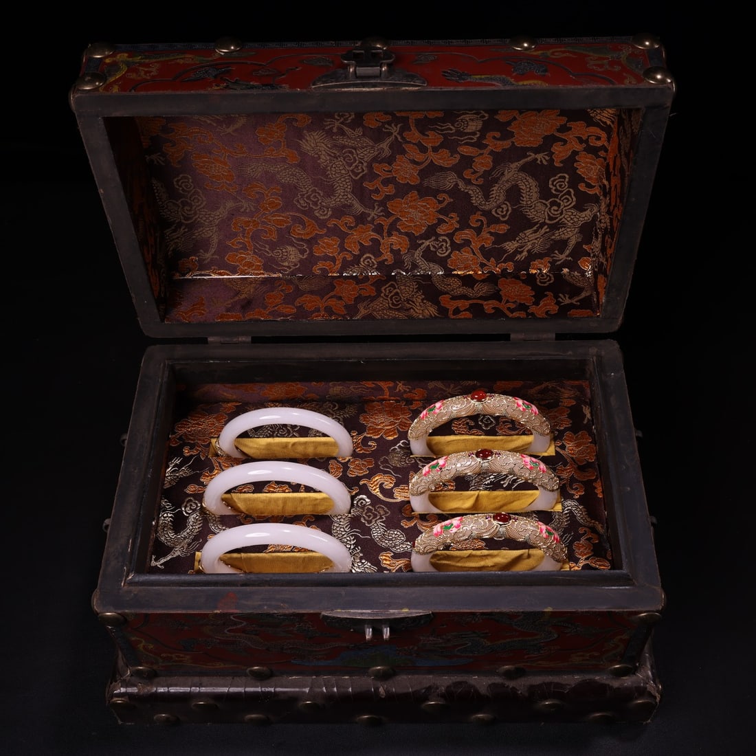 A Set of Fine White Jade Cover with Gold Inlaid Gems Bracelets: A Set of Fine White Jade Cover with Gold Inlaid Gems Bracelets Qing Dynasty, China Size:(inside diameter)6cm Weight:58g (The Dimensions Of All Batches Are Manually Measured.If You Need More Detailed