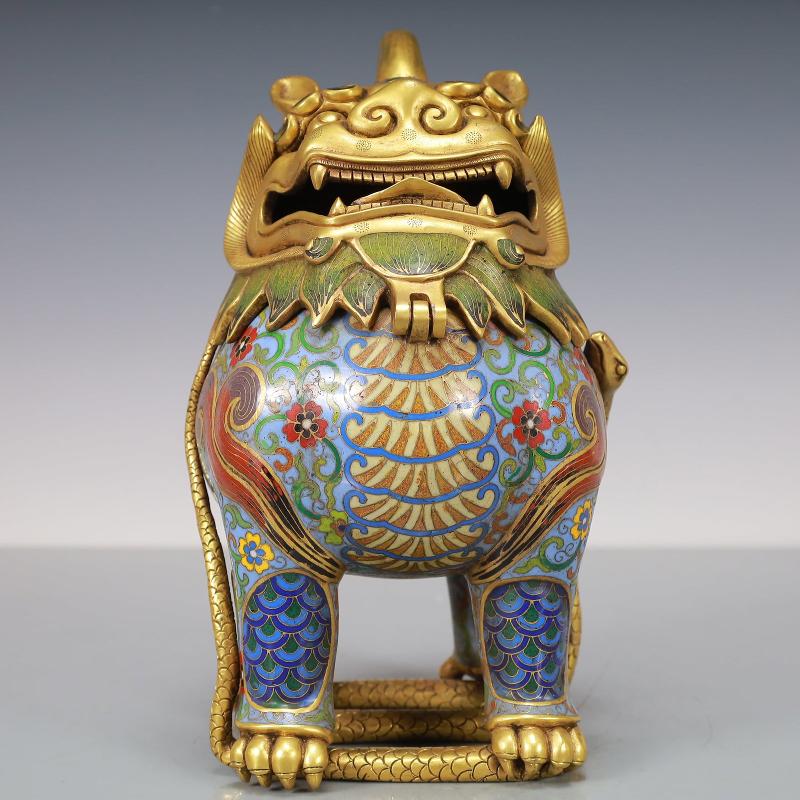 An Exquisite Cloisonne Gilt Bronze Lotus Pattern Lion Censer: An Exquisite Cloisonne Gilt Bronze Lotus Pattern Lion Censer Qing Dynasty, China Qianlong Four-character MarkSize:17cmx14cmx25cm Weight:4100g (The Dimensions Of All Batches Are Manually Measured.If