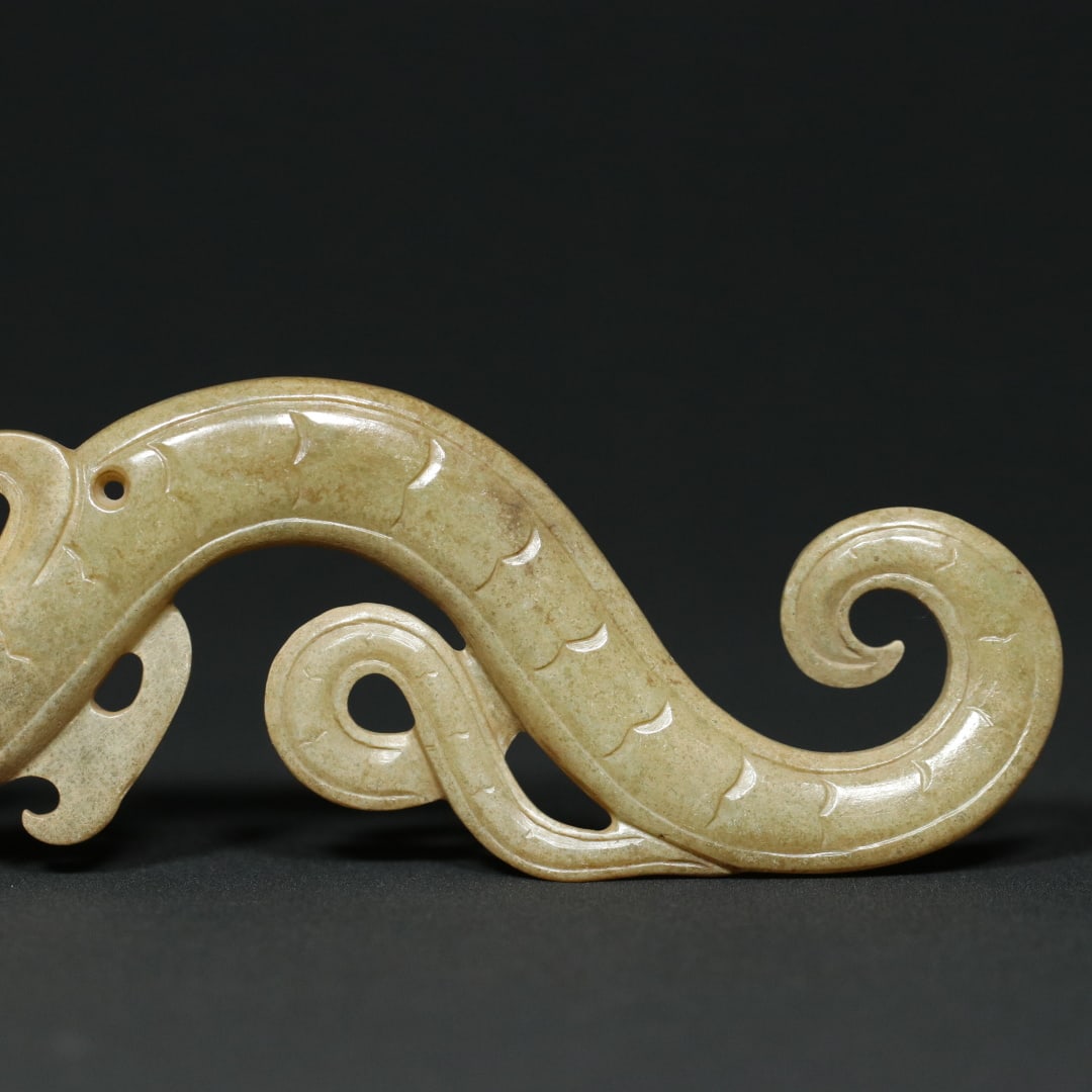 An Exquisite White Jade Dragon Pendant - 9