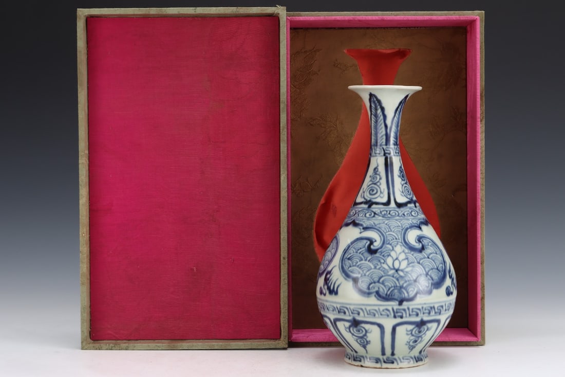 An Exquisite Blue and White Seawater Pattern Vase: An Exquisite Blue and White Seawater Pattern Vase Yuan Dynasty, China Size:25.5cmx13.3cm (The Dimensions Of All Batches Are Manually Measured.If You Need More Detailed Information, Please Contact Our 