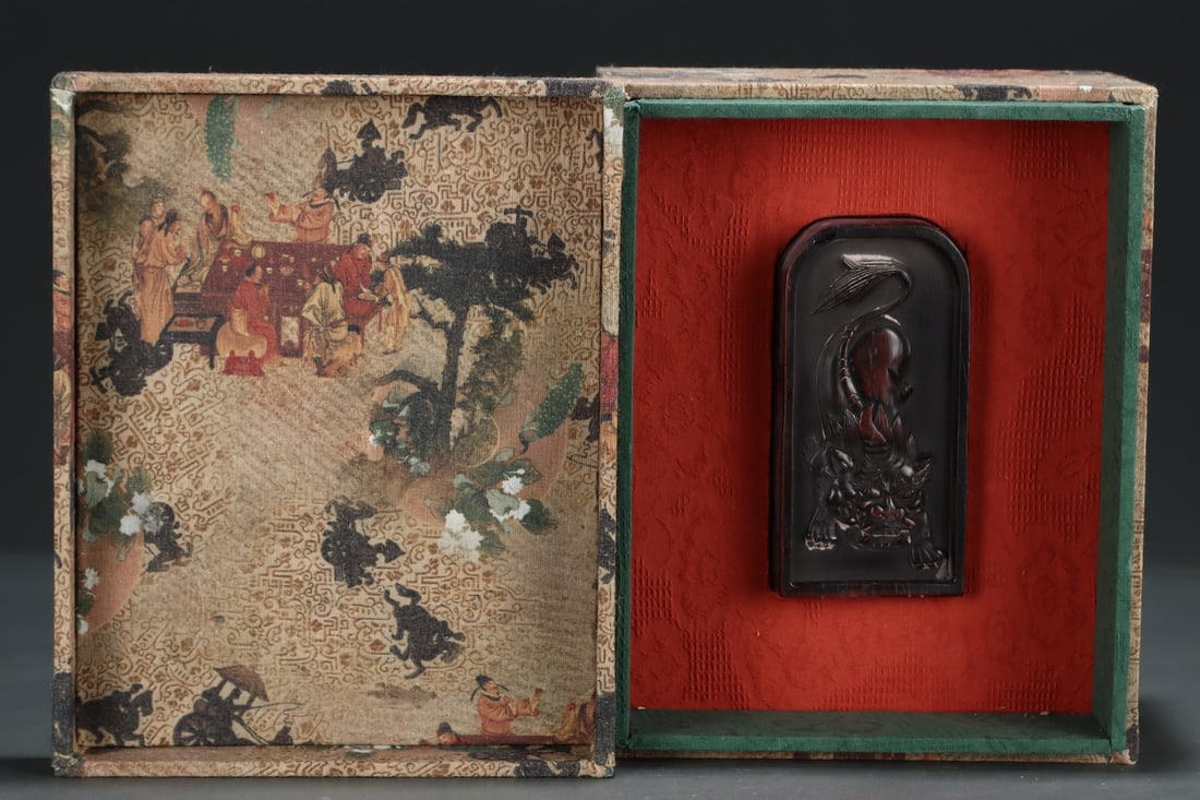 An Exquisite Eaglewood Auspicious Beast Pattern Ornament: An Exquisite Eaglewood Auspicious Beast Pattern Ornament Qing Dynasty, China Size:7.3cmx3.3cmx14.2cm (The Dimensions Of All Batches Are Manually Measured.If You Need More Detailed Information, Please