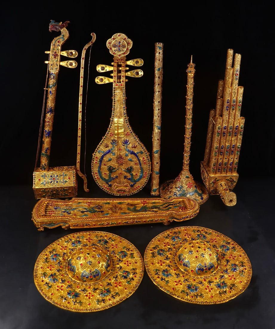 A Set of Fine Gilt Bronze Inlaid Gems Dragon Pattern Musical instrument: A Set of Fine Gilt Bronze Inlaid Gems Dragon Pattern Musical instrument Qing Dynasty, China Qianlong Four-character Mark Size: 47cmx18cm Size: 56.5cmx14cmx10.5cm Size: 5.5cmx51cmx16cm Weight:9580g