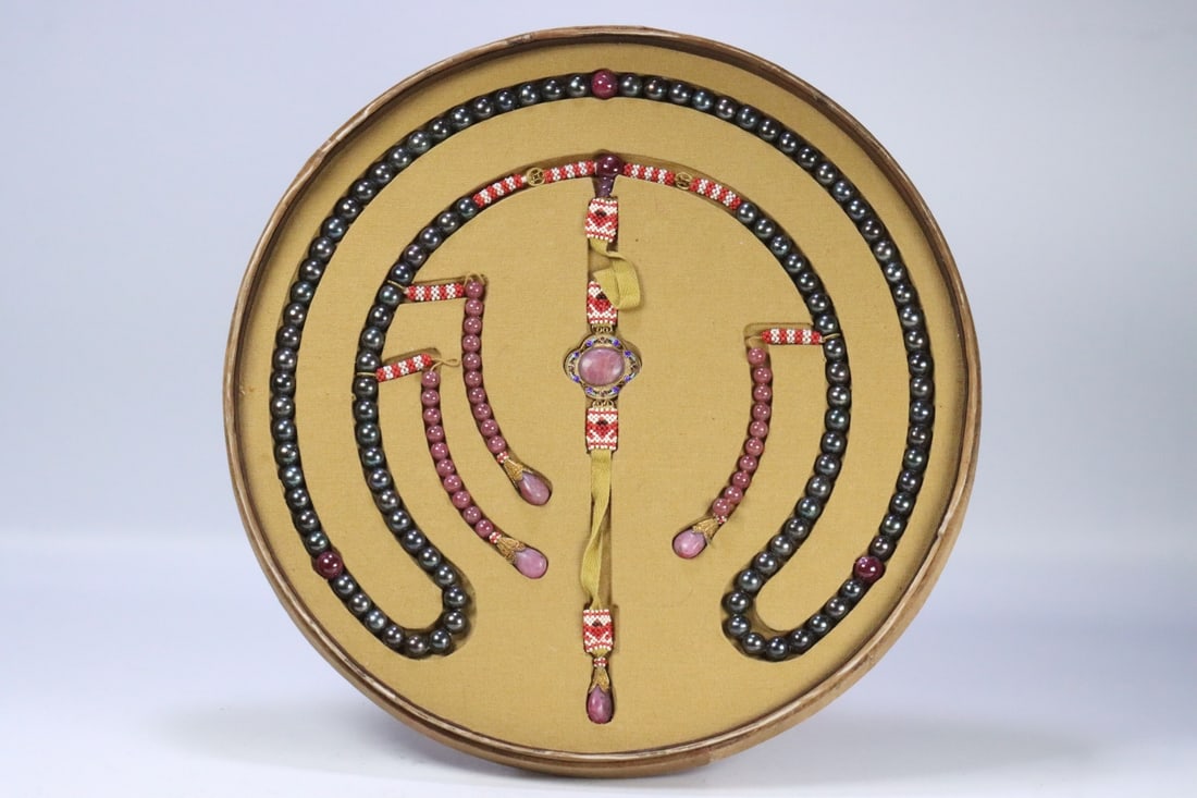 An Exquisite Gems Bracelets: An Exquisite Gems Bracelets Qing Dynasty, China Size:1.2cm Weight:162g (The Dimensions Of All Batches Are Manually Measured.If You Need More Detailed Information, Please Contact Our Customer Service