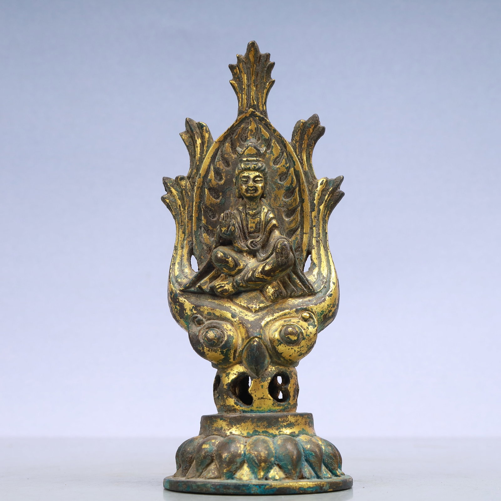 A Exquisite Gilt Bronze Statue of Avalokitesvara: A Exquisite Gilt Bronze Statue of Avalokitesvara Ming Dynasty, China Size:8.5cmx21cm Weight:1000g (The Dimensions Of All Batches Are Manually Measured.If You Need More Detailed Information, Please