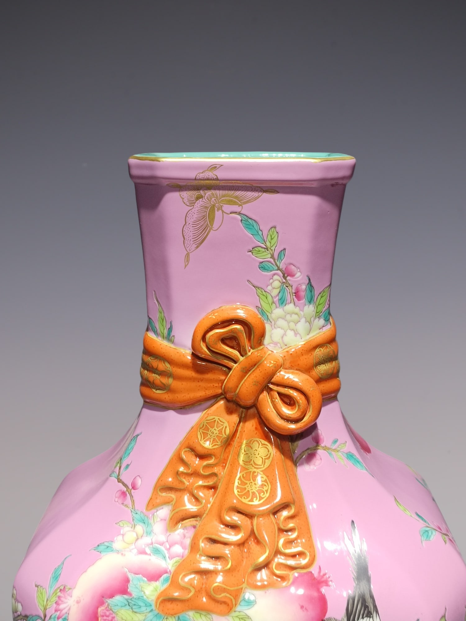 An Exquisite Enamel Flower and Bird Pattern Vase - 2