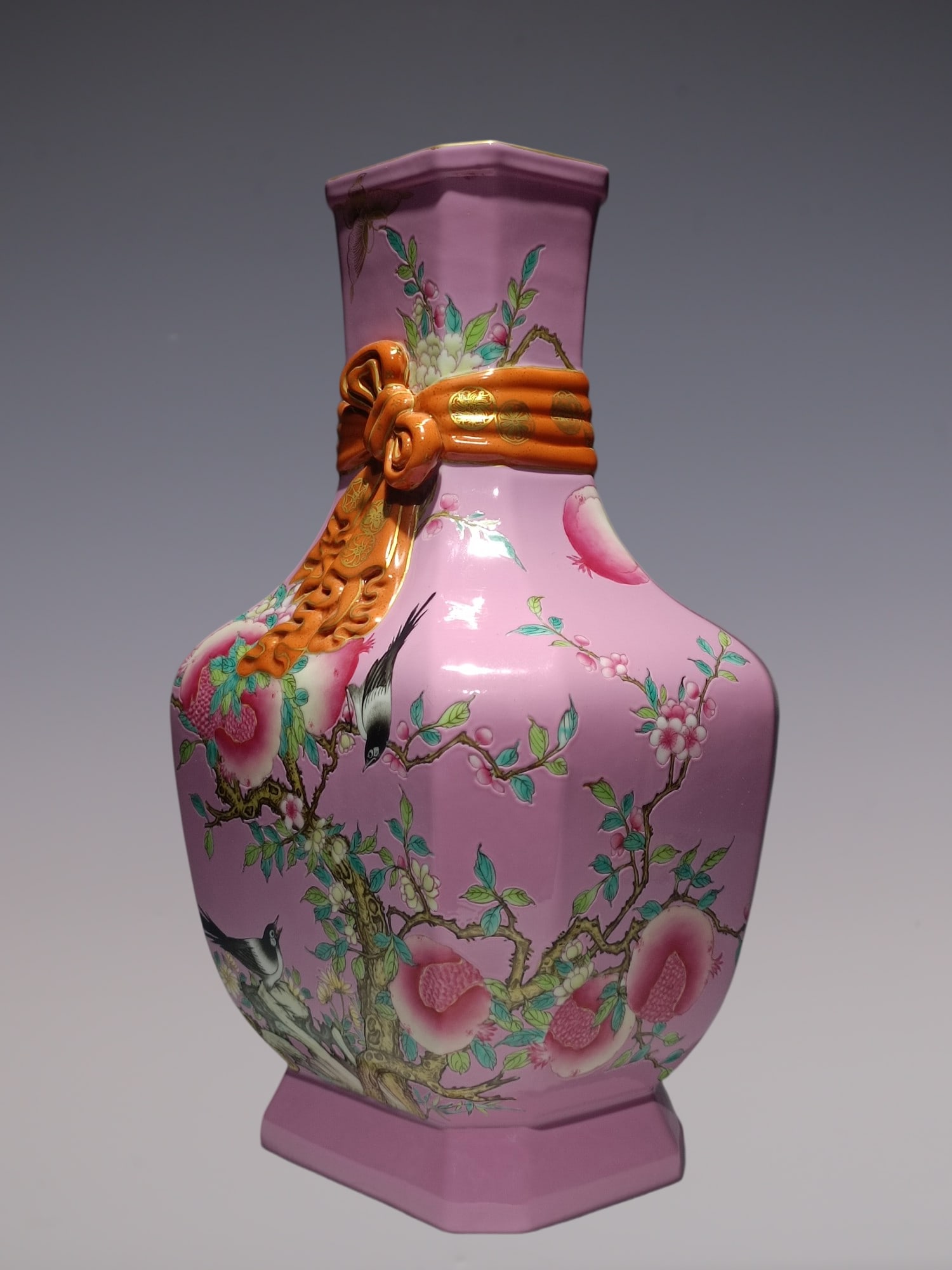 An Exquisite Enamel Flower and Bird Pattern Vase - 3