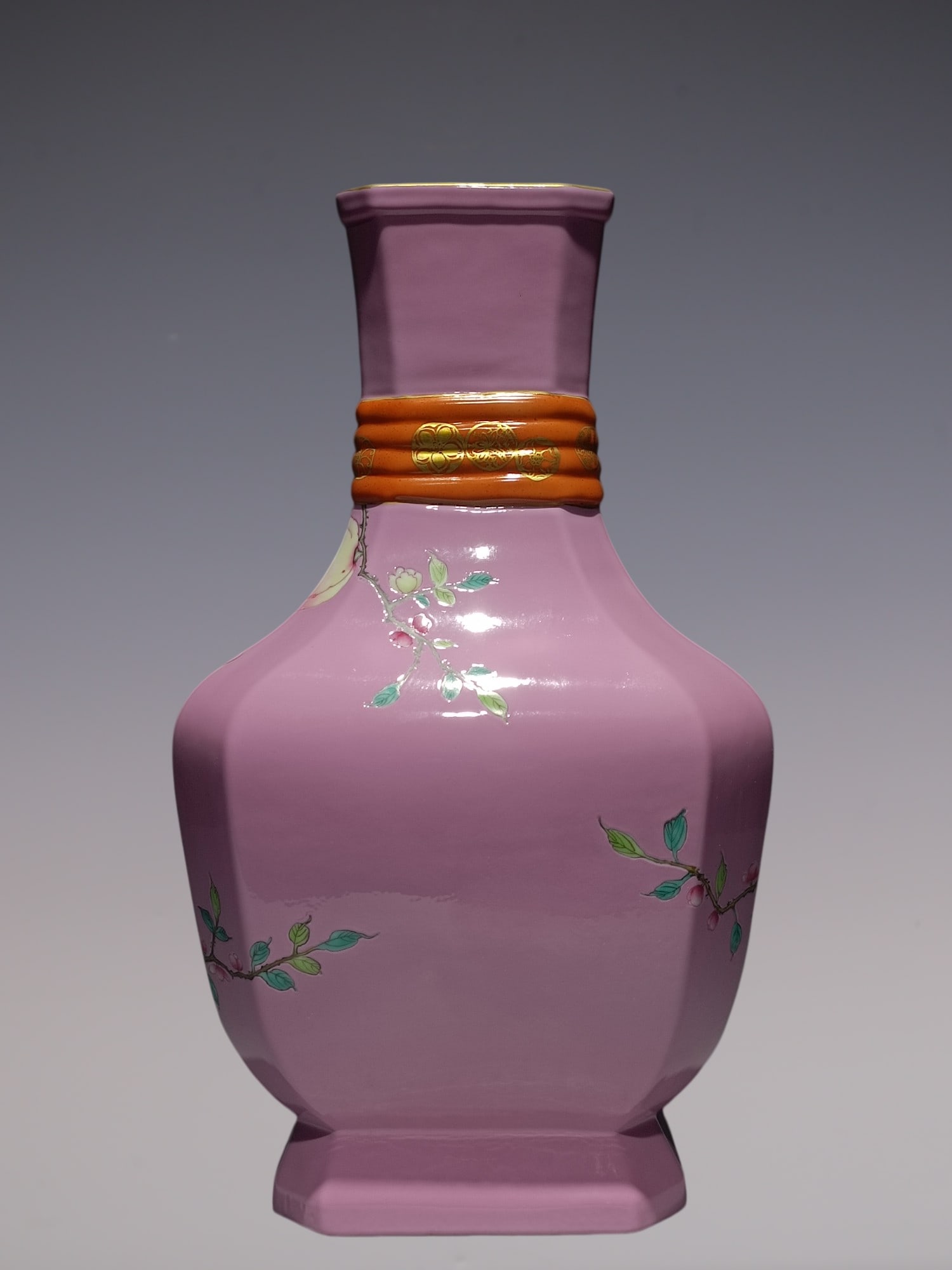 An Exquisite Enamel Flower and Bird Pattern Vase - 5