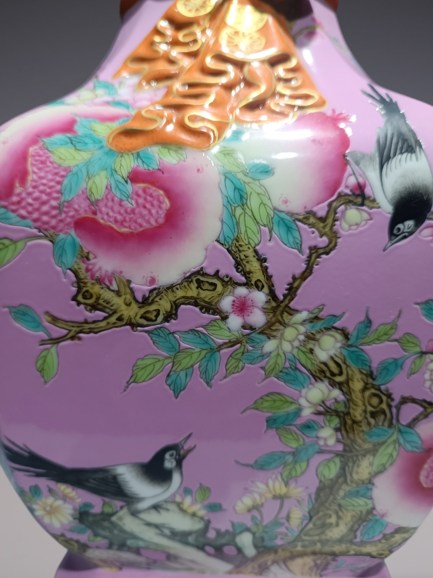 An Exquisite Enamel Flower and Bird Pattern Vase - 8
