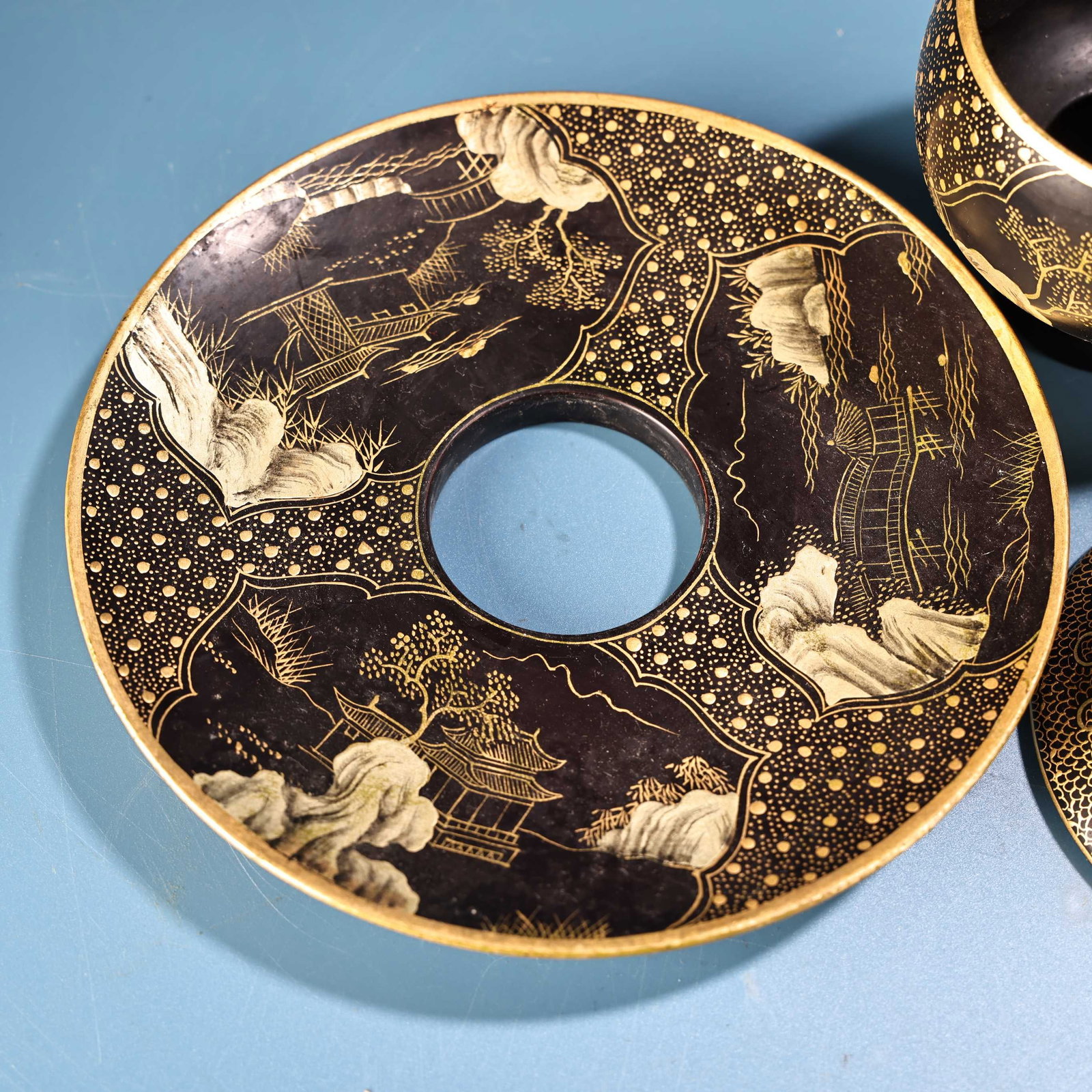 An Exquisite Black Lacquer Painted Gold Landscape Pattern Plate - 5