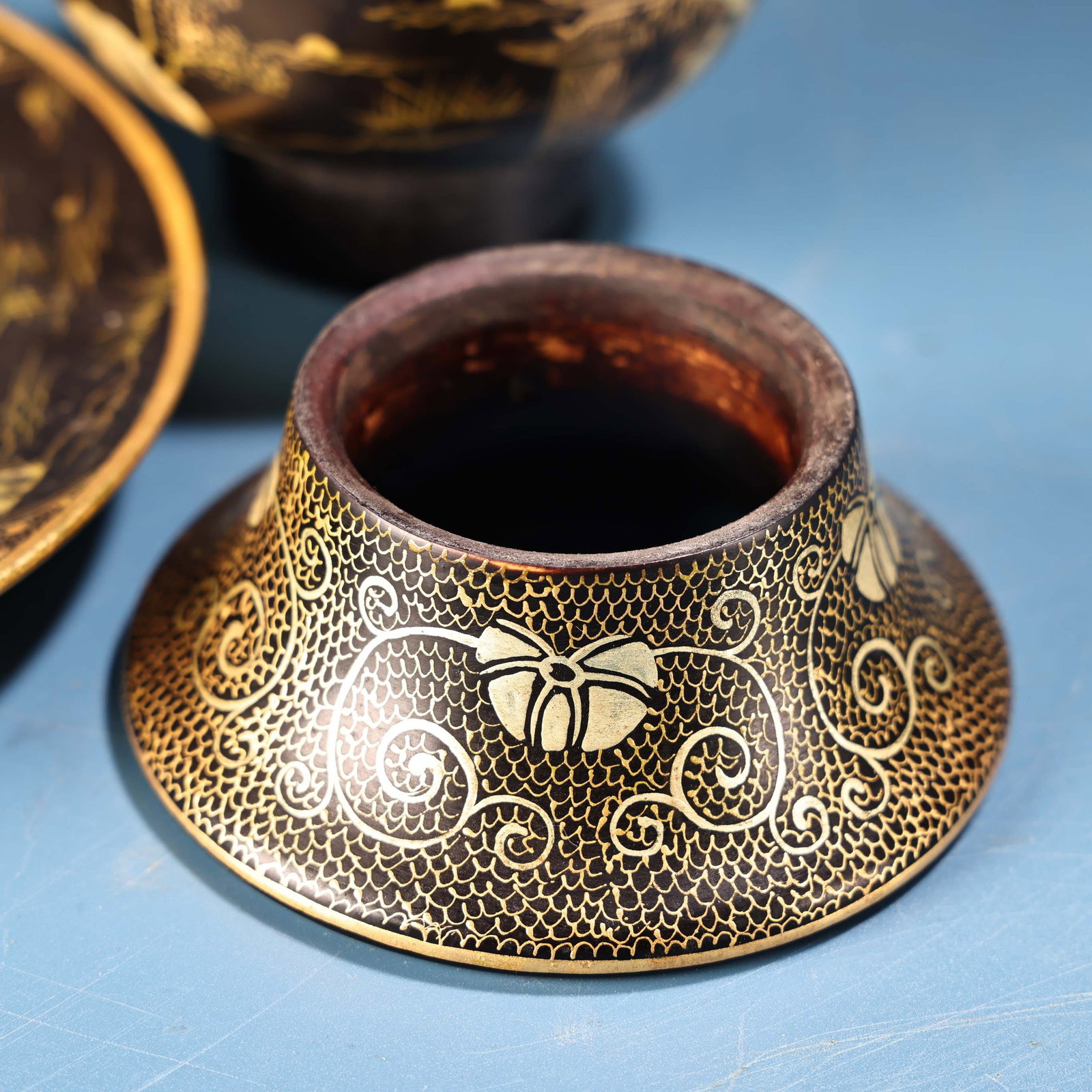 An Exquisite Black Lacquer Painted Gold Landscape Pattern Plate - 6